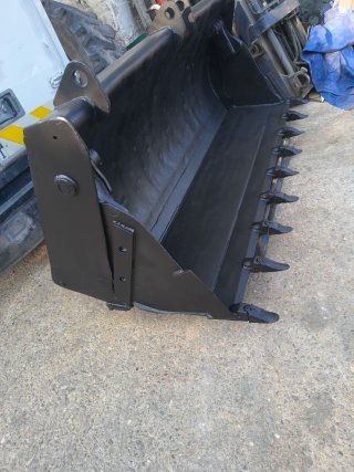 Pala frontal  con almeja retroexcavadora JCB