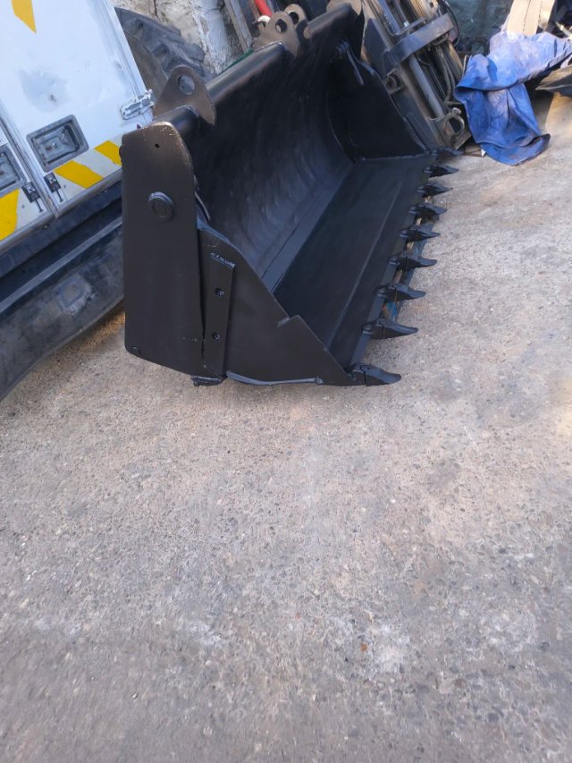 Pala frontal  con almeja retroexcavadora JCB