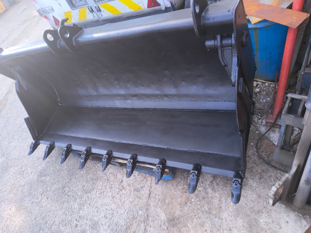 Pala frontal  con almeja retroexcavadora JCB