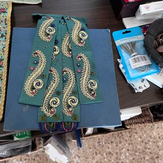 Floc verde pedrería hecho a mano