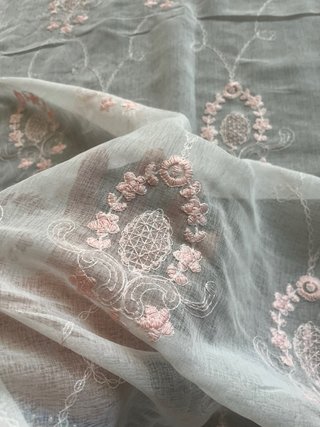 Tessuto ricamato floreale rosa