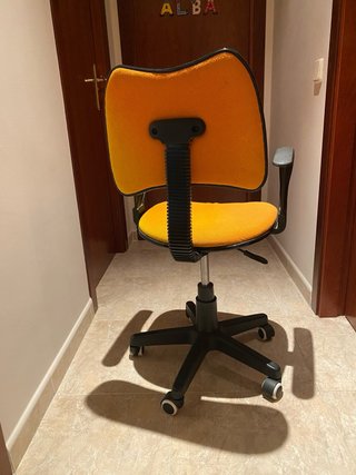 Silla de escritorio naranja y negra