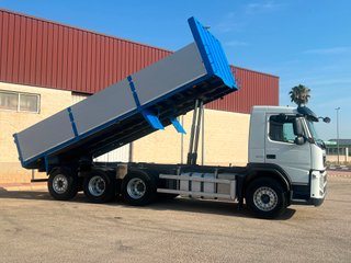 VOLVO FM11 BASCULANTE 8X4 ULTIMO EJE DIRECCIONAL