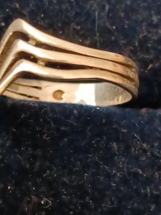 Anillo de plata con diseño ondulado