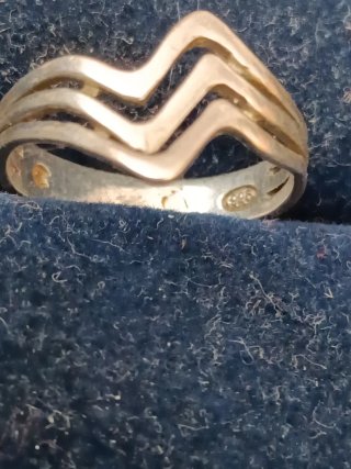 Anillo de plata con diseño ondulado
