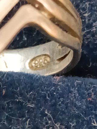 Anillo de plata con diseño ondulado