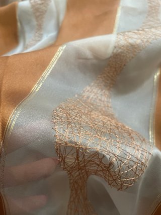 Tessuto satinato arancione e bianco