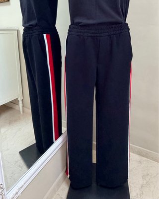 Pantalón Zara negro raya lateral roja blanca