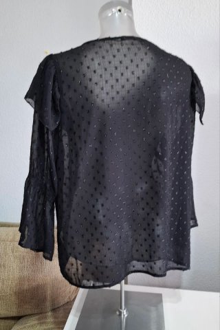 Blusa negra con volantes y lunares