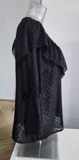 Blusa negra con volantes y lunares