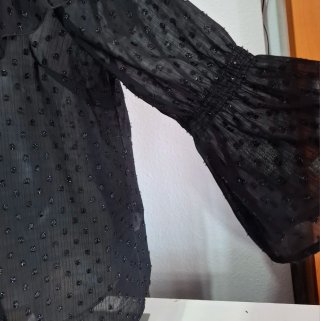 Blusa negra con volantes y lunares