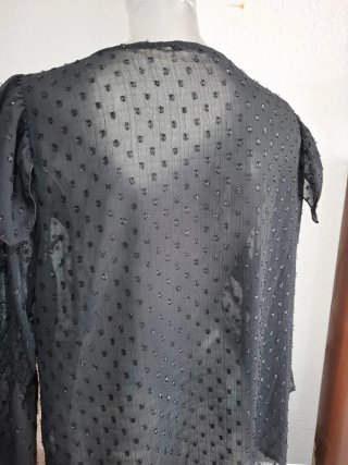 Blusa negra con volantes y lunares