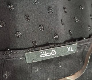 Blusa negra con volantes y lunares