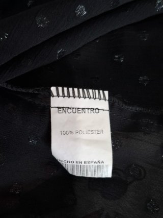Blusa negra con volantes y lunares