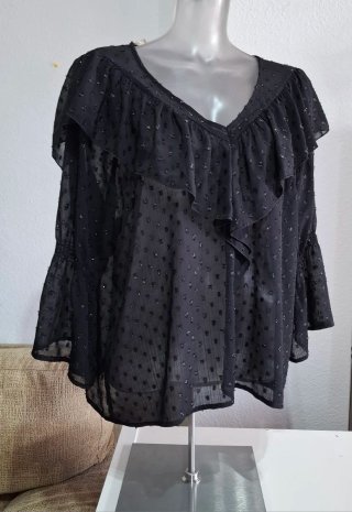 Blusa negra con volantes y lunares