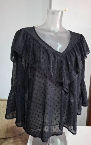 Blusa negra con volantes y lunares
