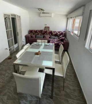 Sofá cheslong y mesa cristal con 6 sillas
