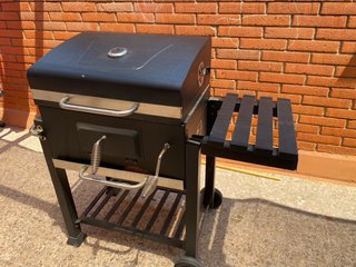 Barbacoa grande de metal