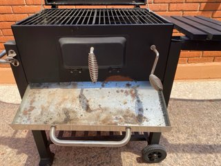 Barbacoa grande de metal