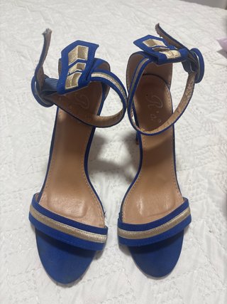 Zapatos de tacón azul y dorado