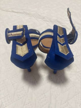 Zapatos de tacón azul y dorado