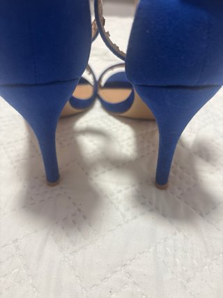 Zapatos de tacón azul y dorado