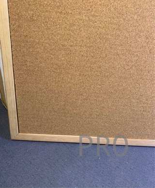 Pizarra de corcho con marco de madera