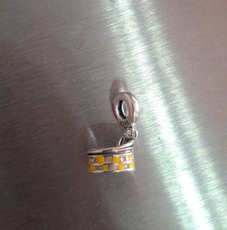 Charm Coliseo Plata y Amarillo