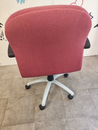 Silla de oficina ergonómica roja, no se envia