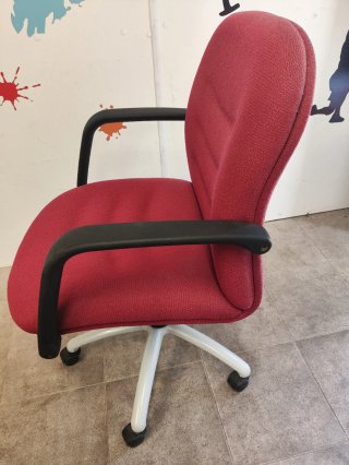 Silla de oficina ergonómica roja, no se envia