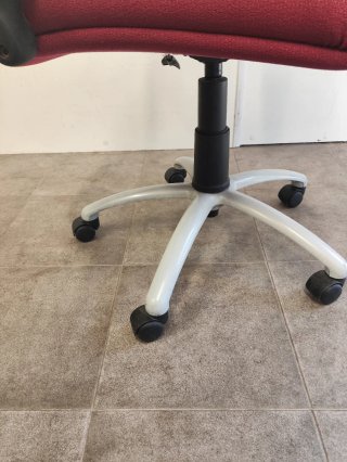 Silla de oficina ergonómica roja, no se envia
