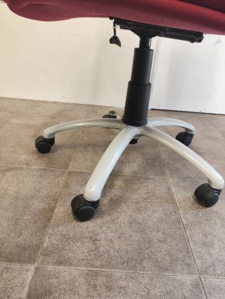 Silla de oficina ergonómica roja, no se envia