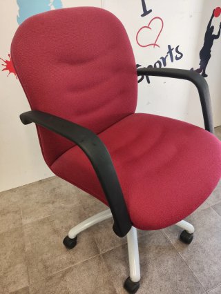 Silla de oficina ergonómica roja, no se envia