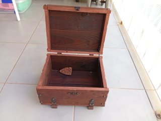 Caja de madera rústica con herrajes