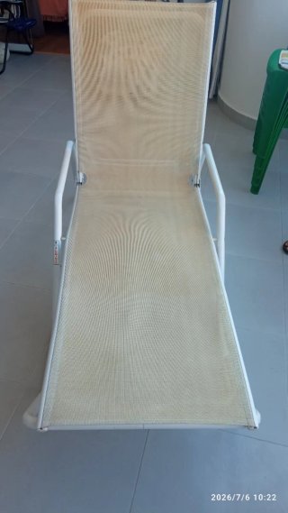 Tumbona reclinable aluminio beige y blanco
