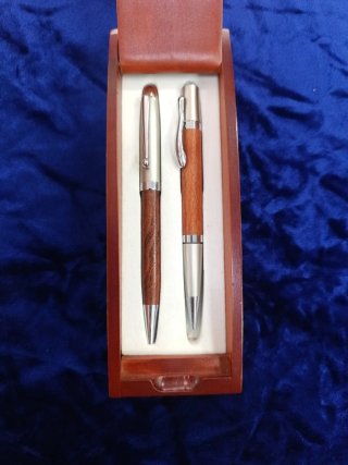 Estuche madera bolígrafo plata