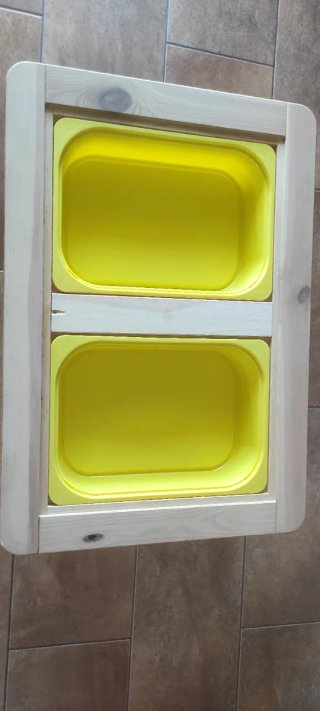 Mesa infantil madera blanca con los dos cajones.