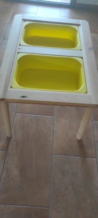 Mesa infantil madera blanca con los dos cajones.