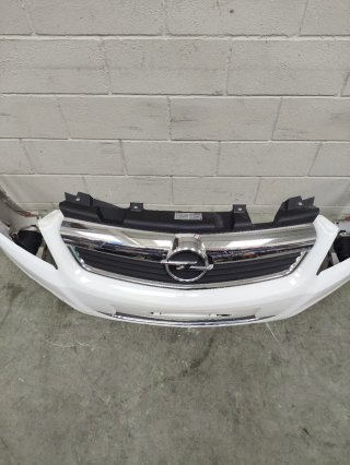 Parachoques Opel Zafira B de 2010.