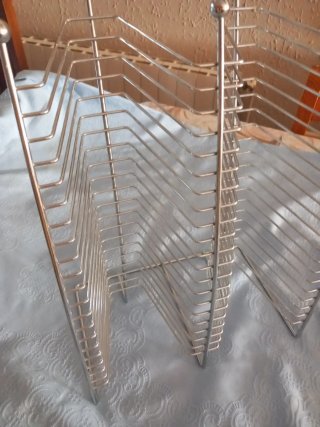 Estantería metálica para CDs