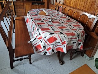Mesa de comedor con bancos de madera