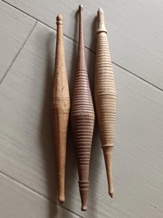 Attrezzi per filare la lana in legno