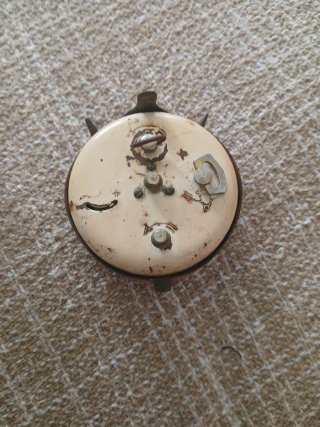 Reloj antiguo Titan desgastado por el tiempo