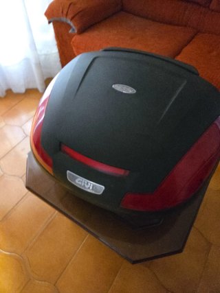 Baúl Givi Negro y Rojo
