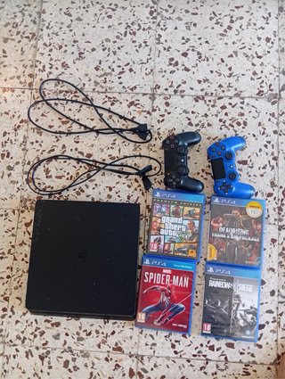 PS4 (PlayStation 4) + 4 Juegos + 2 Mandos