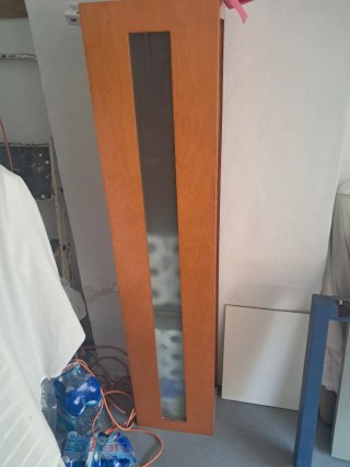 Armario de madera con cristal