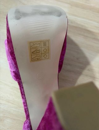 Zapatos de tacón morados de terciopelo