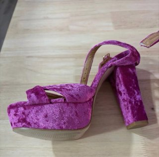 Zapatos de tacón morados de terciopelo