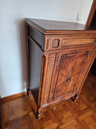 Mueble gramófono estilo Victoria