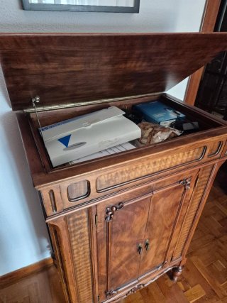 Mueble gramófono estilo Victoria